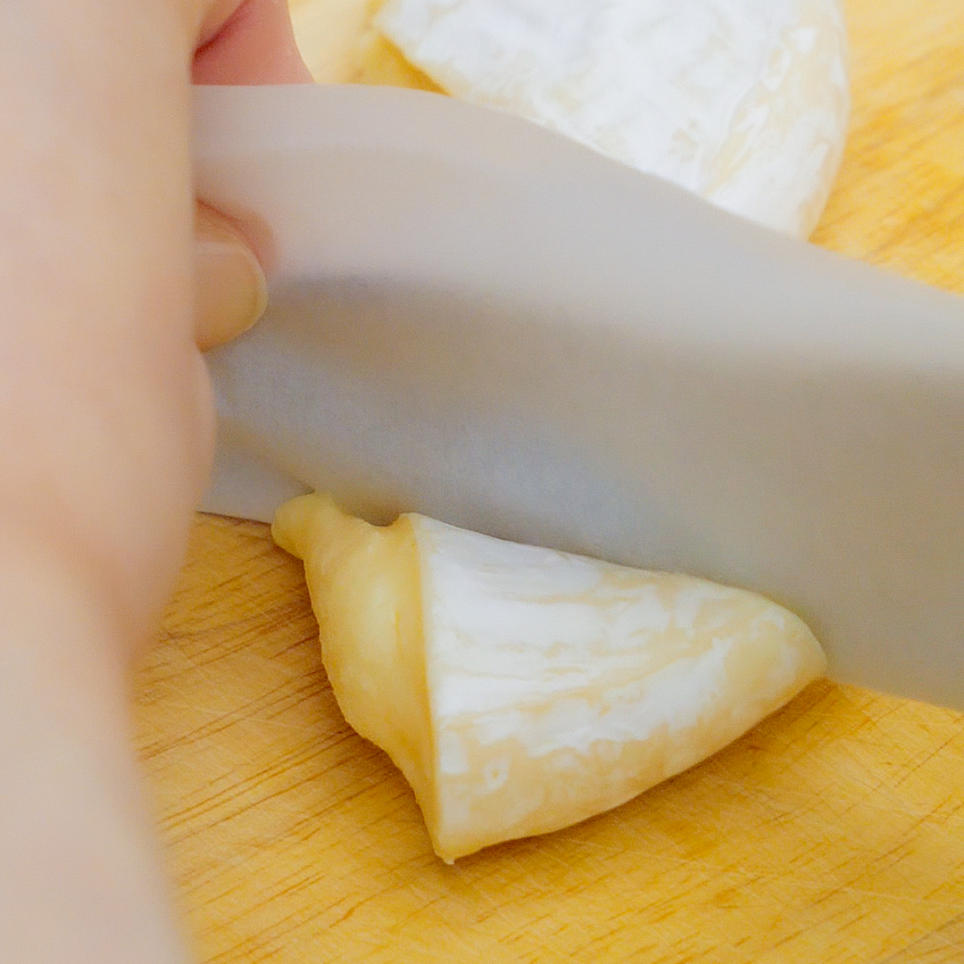 チーズを切るときのくっつき防止と冷凍チーズの上手な保存法