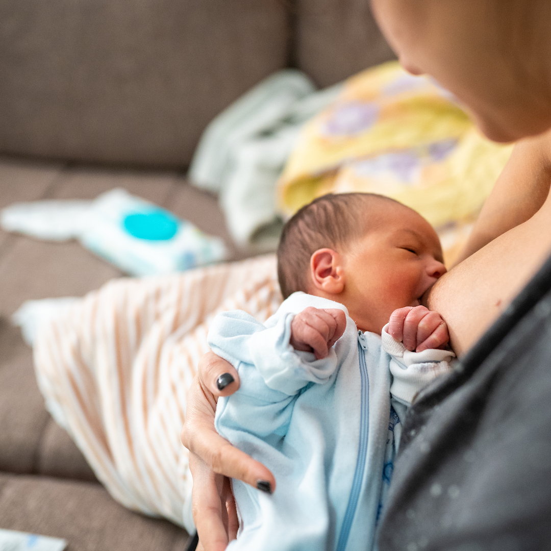 助産師監修 授乳中に赤ちゃんが泣く 暴れるのはなぜ 原因と対処法 Mamadays ママデイズ