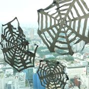 １つの材料でハロウィン飾り　手作りクモの巣	