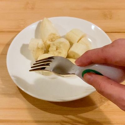 E00511_1歳から自分で食べられる_手づかみ食べに近いスプーン&フォーク_白完_00.00_00_32_06.静止画004