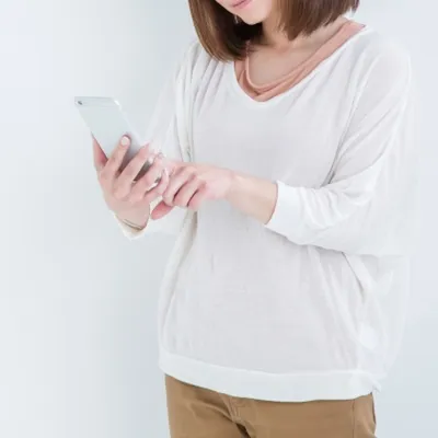 スマホを持つ女性