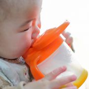【医師監修】赤ちゃんの水分補給はミルクだけでOK？ベビー麦茶はいつから？