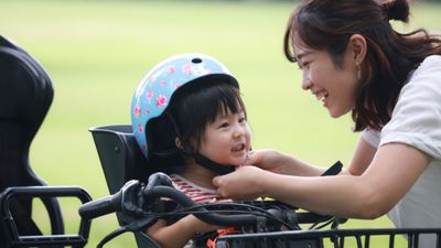 抱っこ紐をしたまま自転車に乗ってもいいの？事故の危険性や注意点も解説