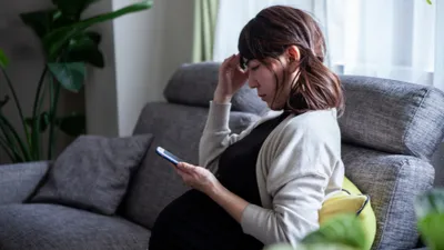 【医師監修】妊娠後期の胃痛の原因は?対処法と病院受診の目安も解説