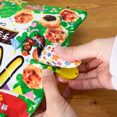 セロハンテープと穴あけパンチでお菓子の袋をしっかり閉じる