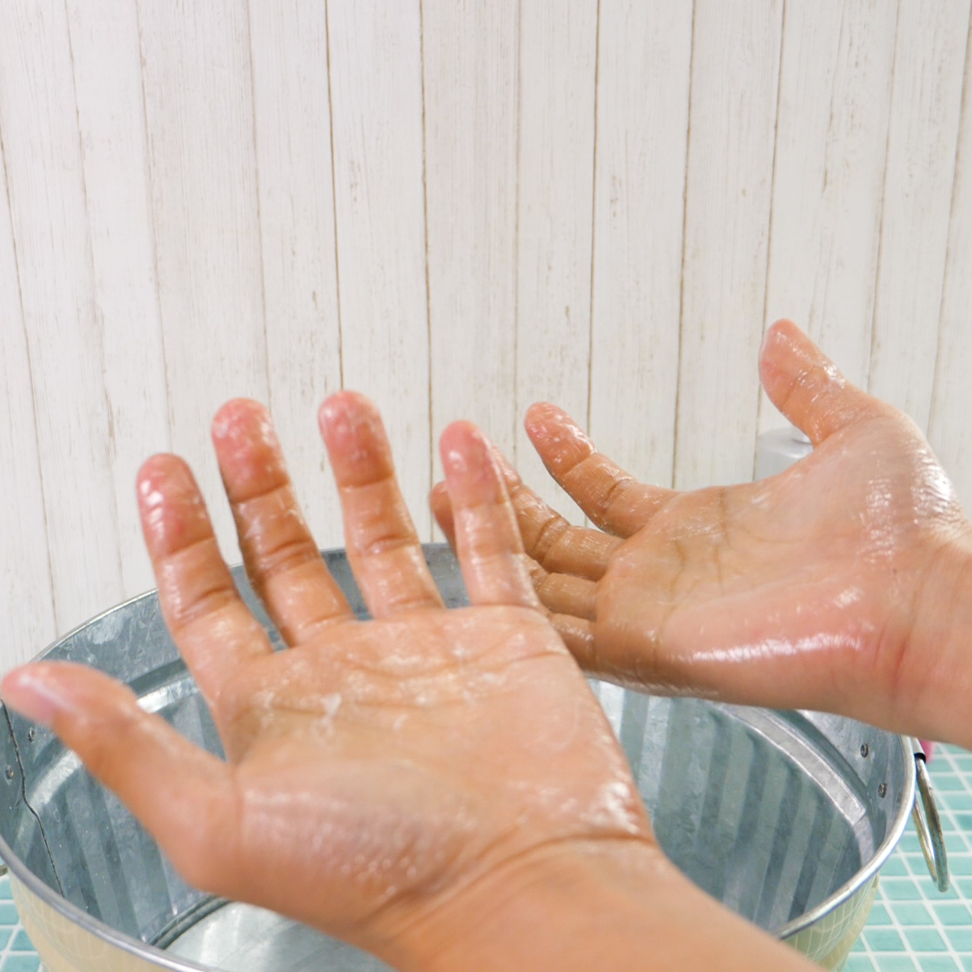 砂糖を使えば一気にスッキリ　油で汚れた手の洗い方