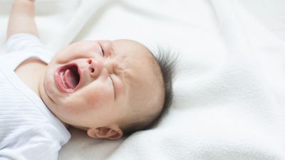 新生児が寝てくれない！考えられる原因と寝かしつけのコツや対策を解説！